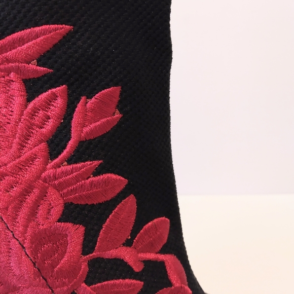 Qupid Black Fabric Red Embroidered Floral 4 1/4" Chunky Heel Sock Boots sz 6.5 - Picture 2 of 10